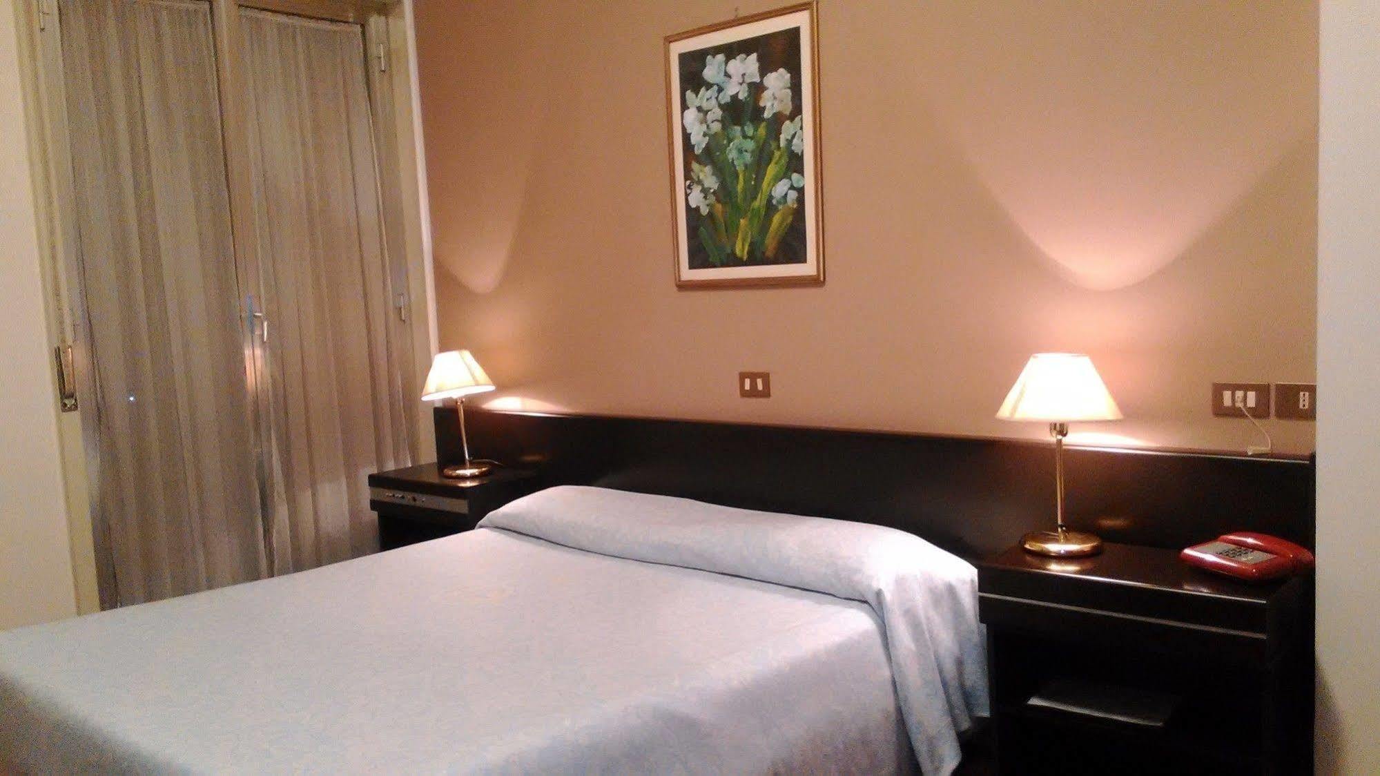Hotel Crisol Europa Palermo Esterno foto